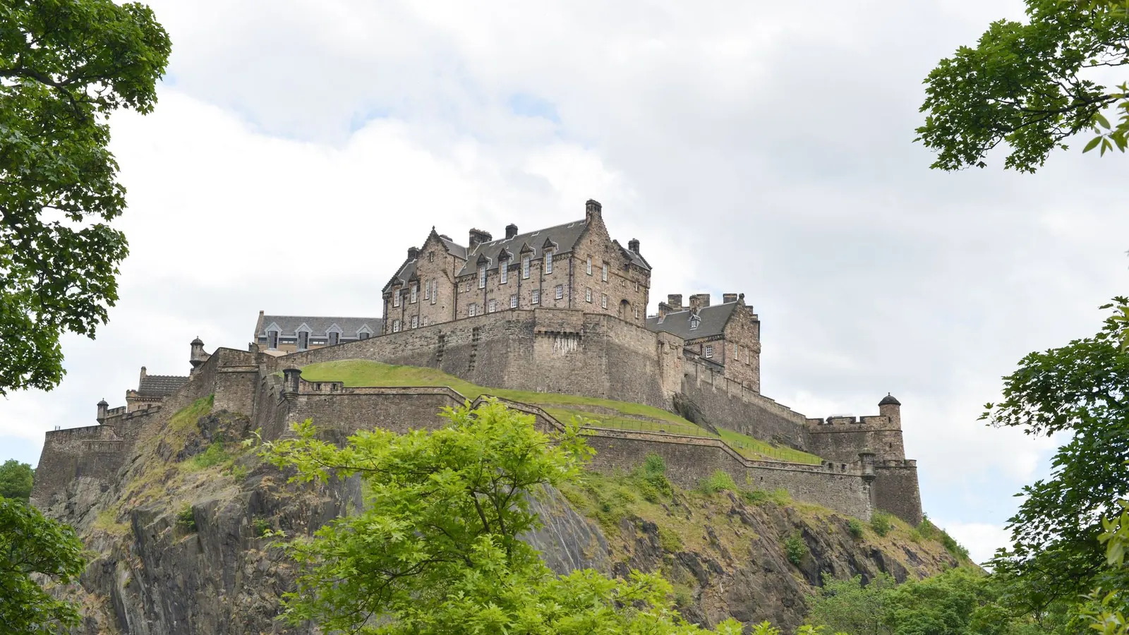 Edinburský hrad na Hradní skále nad zelenými stromy