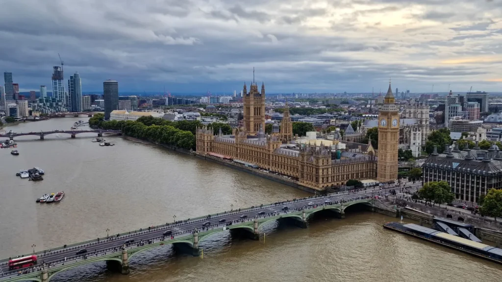 Letecký pohled na Westminsterský palác s Big Benem a Temži v Londýně