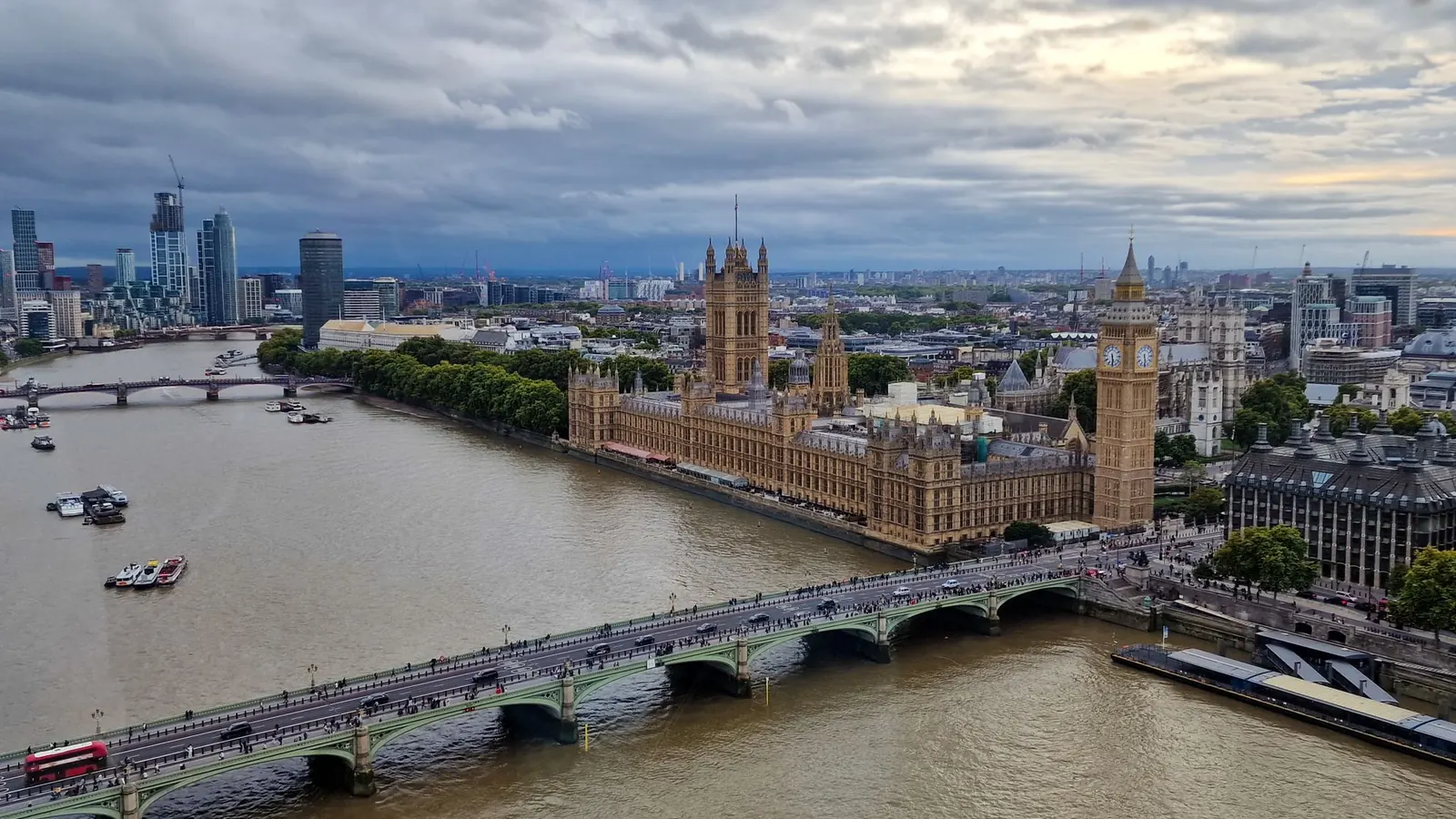Letecký pohled na Westminsterský palác s Big Benem a Temži v Londýně