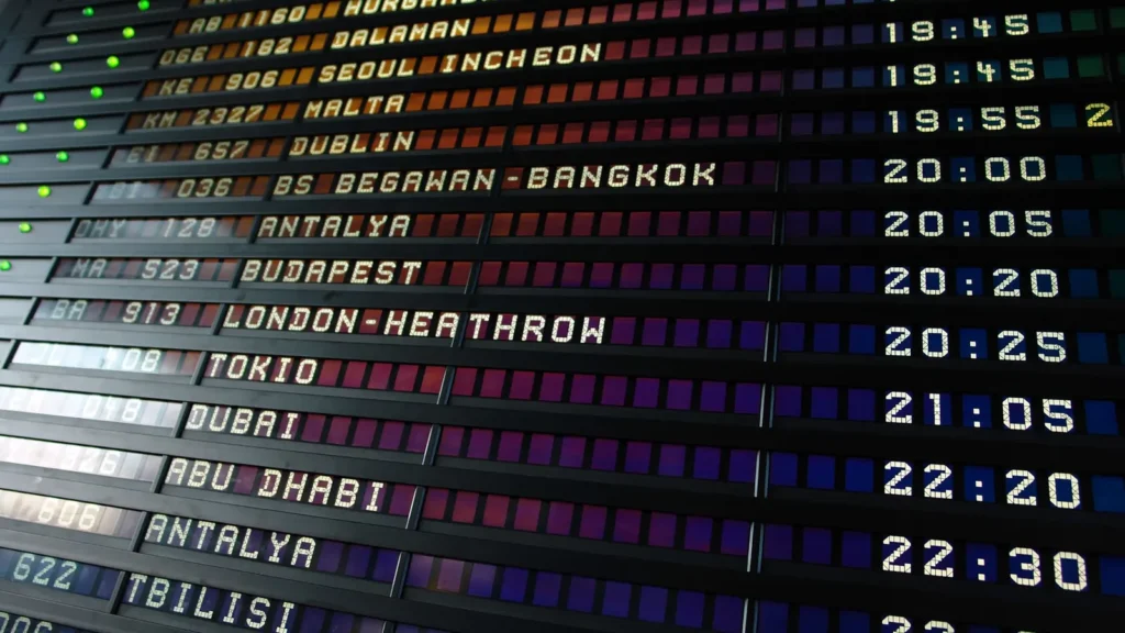 Překlápěcí odletová tabule s letem do London Heathrow