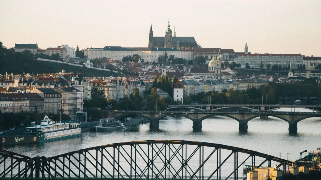 Pražský hrad a mosty přes Vltavu v podvečerním světle