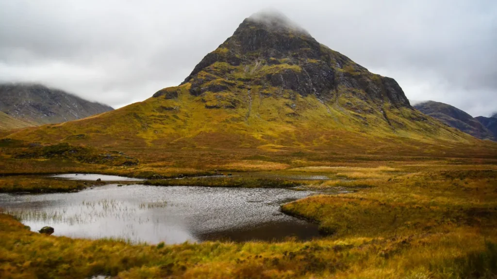 Hora v údolí Glen Coe ve Skotské vysočině na podzim