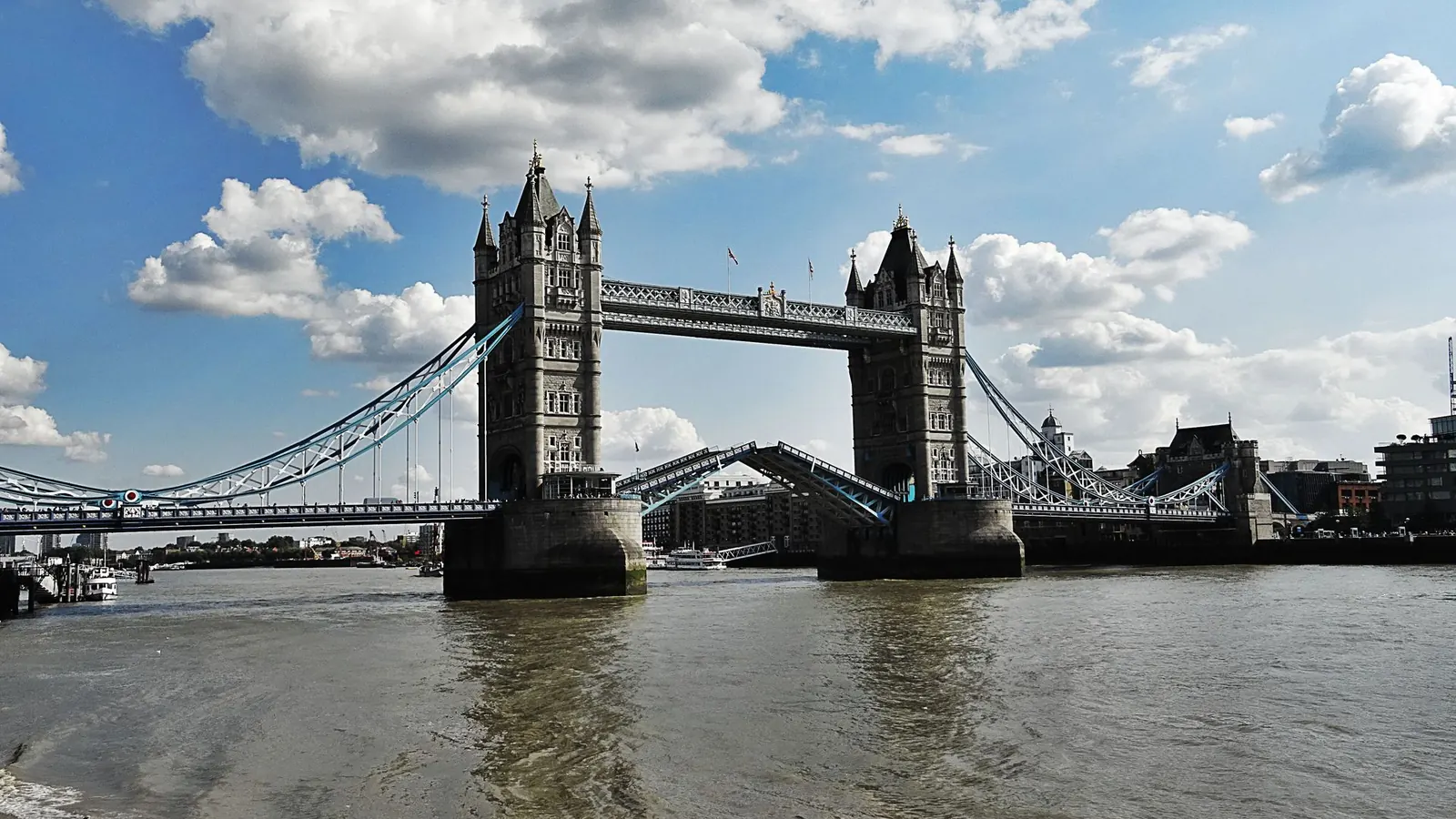 Tower Bridge v Londýně se zvednutými sklápěcími poli nad Temží